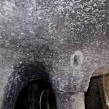 A circa due metri di altezza invece sono presenti dei fori rettangolari contrapposti destinati, un tempo, a sostenere delle travi di legno alle quali venivano appesi dei lumi e dei panneggi liturgici